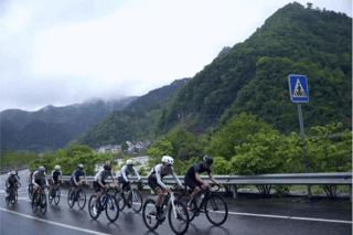 骑行“最美赛道”，邂逅“人间四月天”！ “2024首届钱江源公路自行车赛” 举行