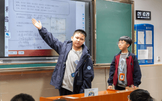 从“被动听”到“主动讲”：“小老师制”如何激活县域初中的课堂？