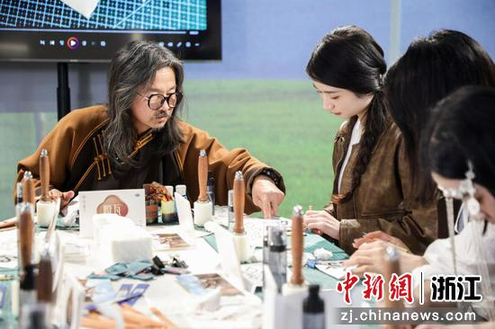 蒙古族非遗匠人嘎瓦现场分享皮雕工艺。花西子 供图