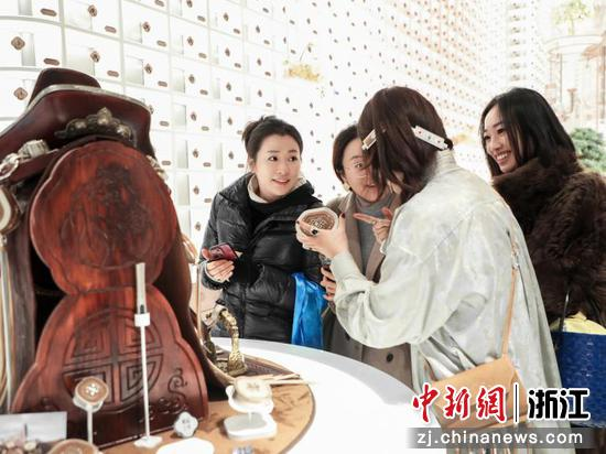 蒙古族印象产品及周边深受欢迎。花西子 供图 