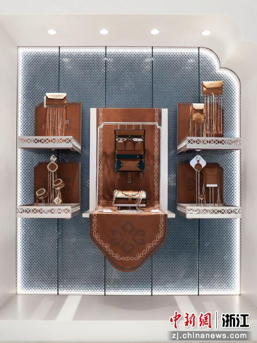 花西子蒙古族印象产品及限定周边。花西子 供图